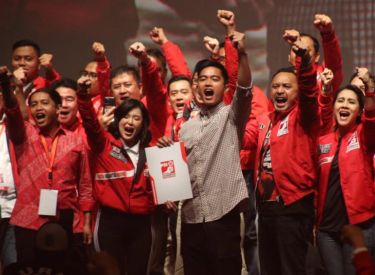 Ketua Umum Partai Solidaritas Indonesia (PSI) terpilih Kaesang Pangarep (depan, ketiga kanan) dan Sekjen PSI terpilih Raja Juli Antoni (kiri depan) bersama Ketua Umum PSI periode sebelumnya Giring Ganesha (depan, kedua kanan), Wakil Ketua Dewan Pembina PSI Grace Natalie (depan, kedua kiri), serta jajaran pengurus meneriakkan yel-yel dalam Kopi Darat Nasional PSI di Jakarta, 25 September 2023. [Eko Siswono Toyudho]