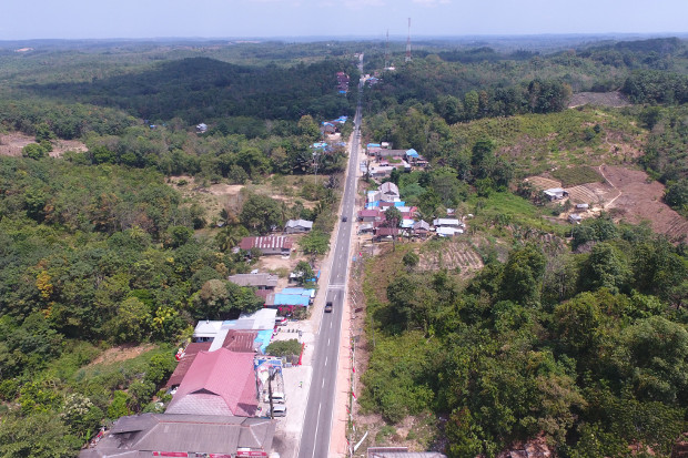 Foto udara ini diambil pada 16 Agustus 2019 oleh media Tribun Kaltim ini memperlihatkan wilayah Samboja, di Kutai Kartanegara, salah satu dari dua lokasi yang disebutkan oleh pemerintah ketika mengumumkan letak ibu kota baru Indonesia yang akan dipindahkan dari Jakarta. (AFP)