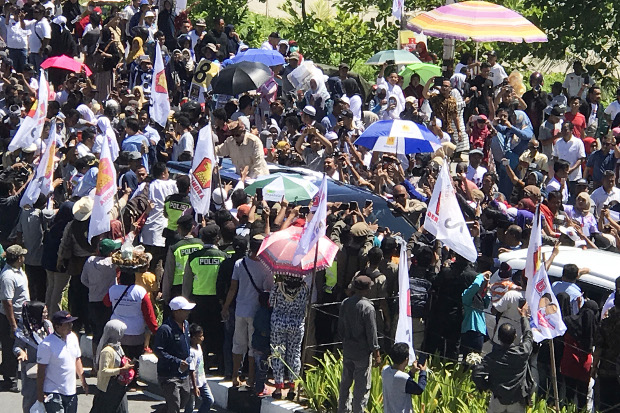 Calon presiden Prabowo Subianto dari kubu 02 menyalami para pendukungnya saat berkampanye di Padang, Sumatra Barat, 2 April 2019. [M.Sulthan Azzam/BeritaBenar]  