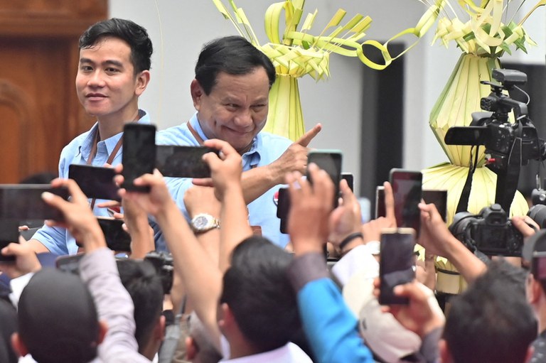 Menteri Pertahanan Prabowo Subianto (kanan) dan pasangannya, Gibran Rakabuming Raka, yang merupakan putra sulung Presiden Joko “Jokowi” Widodo dan Walikota Surakarta, menyapa para pendukungnya saat mereka tiba di Komisi Pemilihan Umum untuk mendaftar sebagai pasangan calon presiden dan calon wakil presiden dalam pemilu tahun depan, di Jakarta, 25 Oktober 2023. [Aprillio Akbar/Antara Foto/via Reuters]