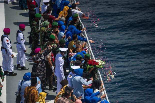 Dua Kapal AL Cina Tiba di Bali Bantu Angkat KRI Nanggala-402 Dua Kapal AL Cina Tiba di Bali Bantu Angkat KRI Nanggala-402