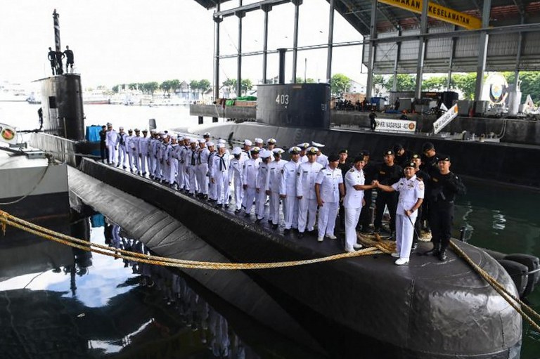Foto tertanggal 20 Februari 2019 yang dirilis pada hari ini oleh TNI menunjukkan awak dan perwira Angkatan Laut (AL) di kapal selam KRI Nanggala-402 dalam sebuah upacara di pangkalan TNI AL di Surabaya. Pada, 21 April 2021, Kapal Selam KRI Nanggala-402 dengan 53 awak di dalamnya hilang dalam sebuah latihan di perairan utara Bali. [TNI AL via AFP]