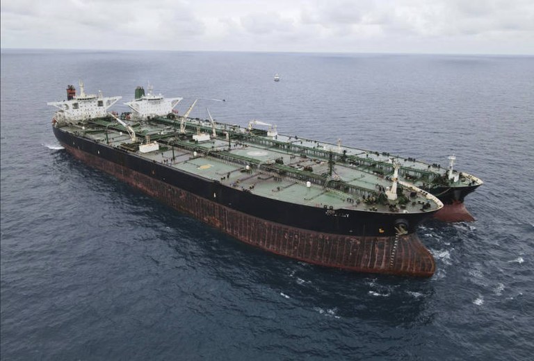 Dalam file foto yang dirilis oleh Bakamla pada 24 Januari 2021, kapal tanker MT Freya berbendera Panama (kiri) dan MT Horse berbendera Iran terlihat di perairan Pontianak di lepas perairan Kalimantan Barat. Pihak berwenang Indonesia mengatakan pada Sabtu, 29 Mei, bahwa dua kapal tanker minyak tersebut dibebaskan setelah penahanan empat bulan karena secara ilegal memindahkan minyak di perairan Indonesia. [Bakamla via AP]