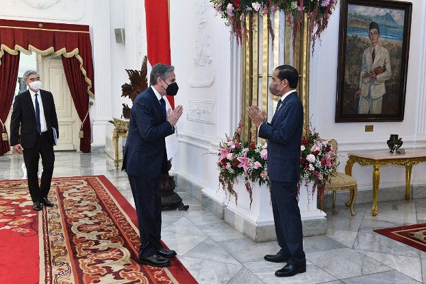 Menteri Luar Negeri Amerika Serikat Antony Blinken bertemu dengan Presiden Indonesia Joko “Jokowi” Widodo di Jakarta, 13 Desember 2020. [Handout Istana Kepresidenan via AFP]
