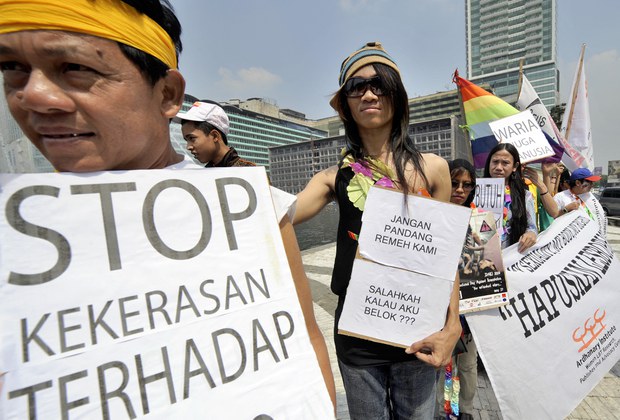 Kemlu panggil Dubes Inggris terkait pengibaran bendera LGBT yang menuai kontroversi Kemlu panggil Dubes Inggris terkait pengibaran bendera LGBT yang menuai kontroversi