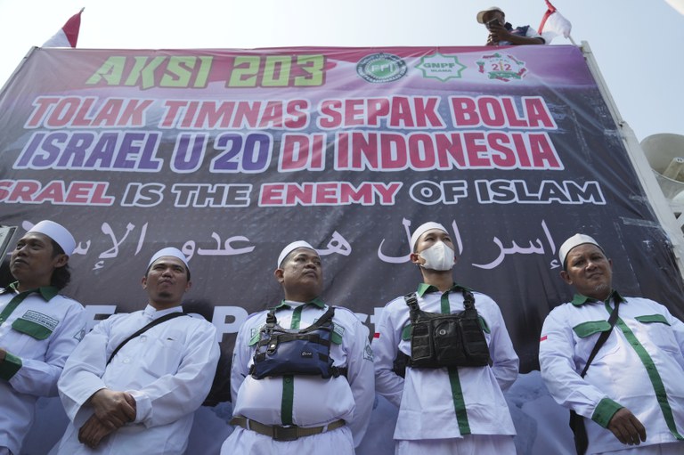 Sejumlah anggota sebuah ormas Islam berdemonstrasi di Jakarta menentang partisipasi tim Israel di Piala Dunia FIFA U-20 di Indonesia, 20 Maret 2023. [Achmad Ibrahim/AP Photo]