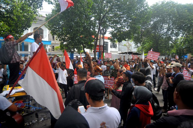 Kelompok hak asasi kecam pemenjaraan aktivis penolak tambang emas di Banyuwangi Kelompok hak asasi kecam pemenjaraan aktivis penolak tambang emas di Banyuwangi