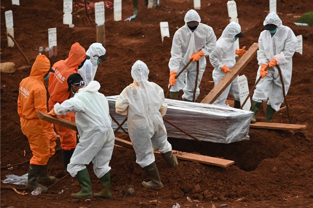 200428_ID_COVID_burial_1000.jpg