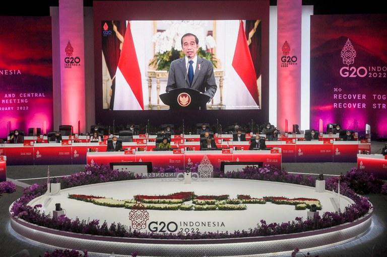 Presiden Indonesia Joko “Jokowi” Widodo terlihat di layar menyampaikan pidatonya dalam pertemuan menteri keuangan dan gubernur bank sentral negara-negara G-20 di Jakarta, 17 Februari 2022. [Reuters]