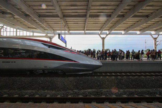 Kereta cepat pertama di Indonesia memukau penumpang saat uji coba Kereta cepat pertama di Indonesia memukau penumpang saat uji coba