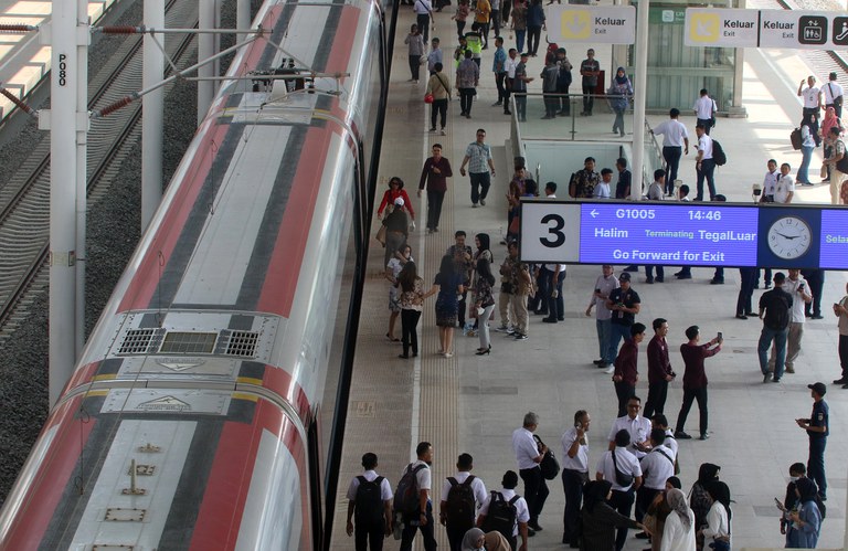 Dalam foto tertanggal 15 September ini, warga antusias menunggu untuk mencoba Kereta Cepat Jakarta-Bandung yang masih dibuka gratis hingga akhir bulan ini. [Eko Siswono Toyudho/BenarNews]