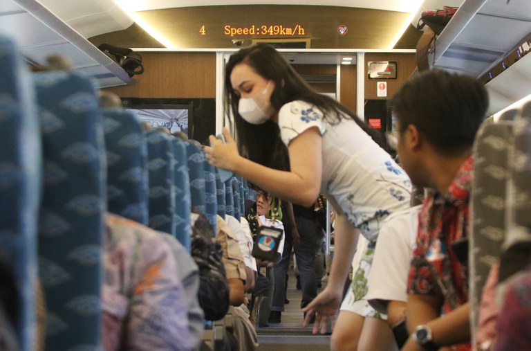 Keadaan di dalam Kereta Cepat Jakarta-Bandung saat hampir mencapai kecepatan maksimum, 15 September 2023. [Eko Siswono Toyudho/BenarNews]