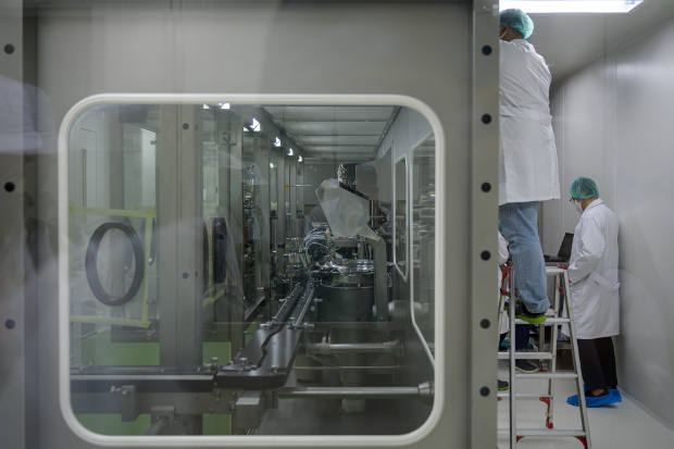 Petugas mengerjakan vaksin COVID-19 di laboratorium Bio Farma yang dijadualkan tersedia awal tahun depan dengan kapasitas produksi 250 juta vaksin dalam setahun, di Bandung, Jawa Barat, pada 12 Agustus 2020. 