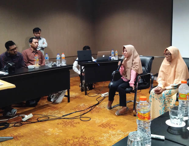 Susi A. Fitriyani (dua dari kanan) didampingi Wartini berbagi cerita tentang bangkit usai jadi korban bom Kampung Melayu di Jakarta, 4 Juli 2019. (Putra Andespu/BeritaBenar)