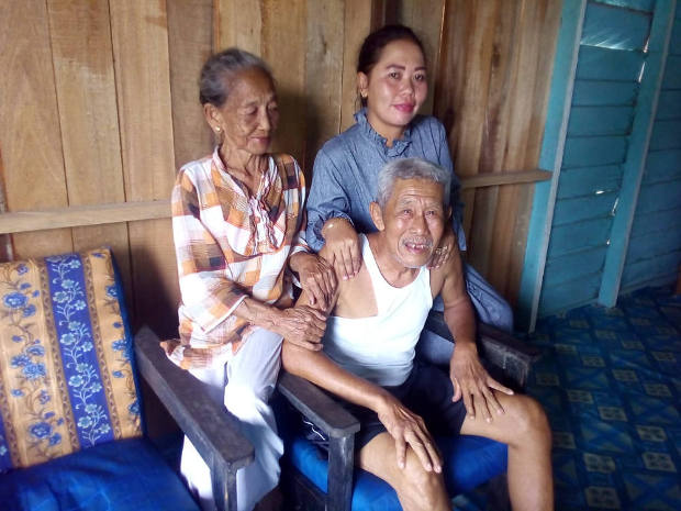 Sugito Kasirin (tengah), didampingi istrinya, Kasiyem (kiri), dan putri mereka, Dewi Pertiwi, di Kampung Argosari, Kabupaten Kutai Kartanegara, Kalimantan Timur, 16 Agustus 2020. [Gunawan/BenarNews]