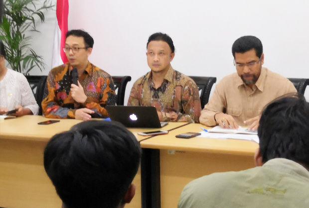 Kiri ke kanan: Tiga komisioner Komnas HAM, Beka Ulung Hapsara, M. Choirul Anam, dan Amirrudin saat memberikan keterangan pers di Jakarta, 10 Januari 2019. (Tia Asmara/BeritaBenar)