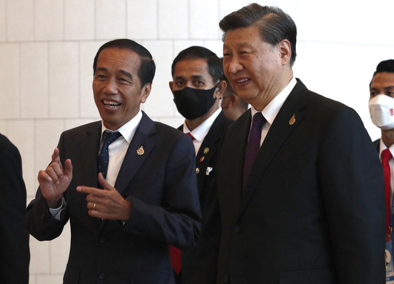 Presiden China Xi Jinping (kanan) berbincang dengan Presiden Indonesia Joko “Jokowi” Widodo usai Pertemuan Pemimpin Ekonomi APEC ke-29 pada KTT Kerja Sama Ekonomi Asia-Pasifik (APEC) di Bangkok, 18 November 2022. [Rungroj Yongrit/Pool/via AFP]