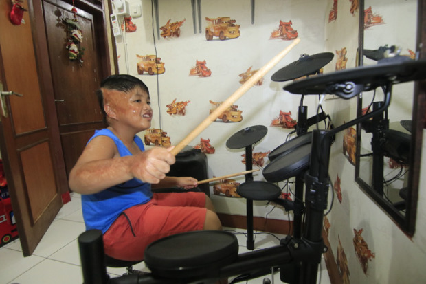 Alvaro Aurelius Tristan Sinaga (8) asyik bermain drum di rumahnya di Samarinda, Minggu, 11 Oktober 2020. [BenarNews]
