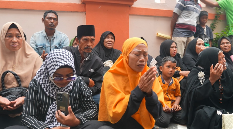 Ramli Ali (ketiga dari kiri) bersama puluhan warga Rempang berdemonstrasi di luar gedung PN Batam memantau sidang praperadilan pada 6 November 2023, terkait ditangkapnya 30 pengunjuk rasa yang menolak relokasi untuk memberi jalan bagi proyek investasi yang didukung China di pulau tersebut. [Hadi Ahdiana/BenarNews]