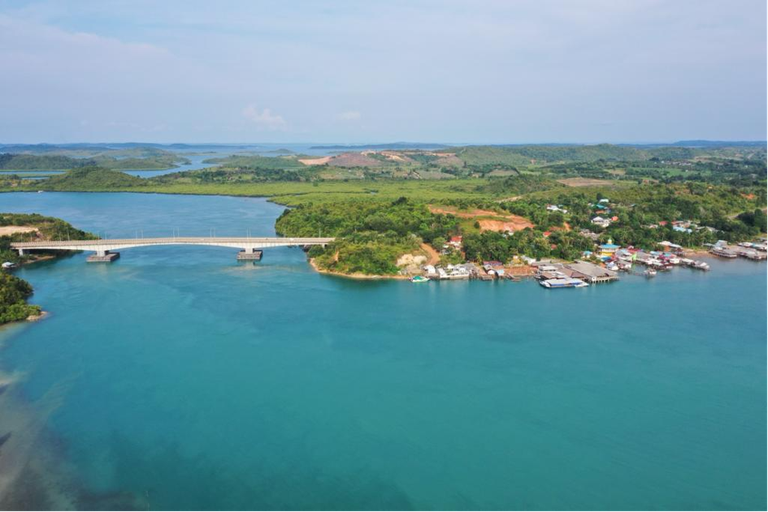 Foto udara yang diambil pada 9 November 2023 memperlihatkan Pulau Rempang dengan Jembatan Barelang yang menghubungkannya dengan Pulau Batam di Provinsi Kepulauan Riau. (Hadi Ahdiana/BenarNews)