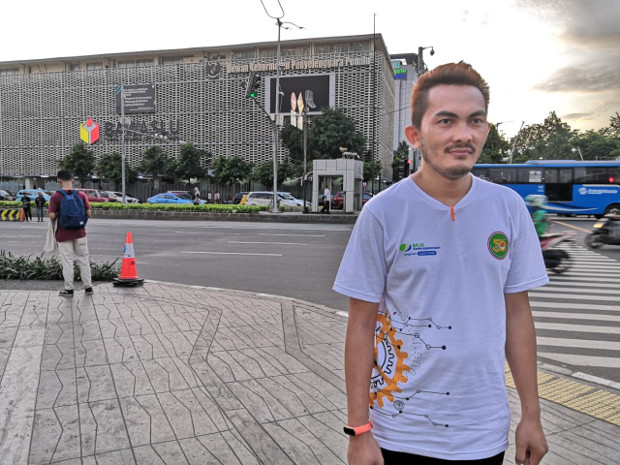 Dalam foto tertanggal 12 Januari 2020 ini, Agus Kurnia berada tidak jauh dari lokasi dimana dia terkena serpihan bom ketika terjadi serangan terorisme di wilayah Thamrin, Jakarta, 14 Januari 2016. (Tia Asmara/BeritaBenar)