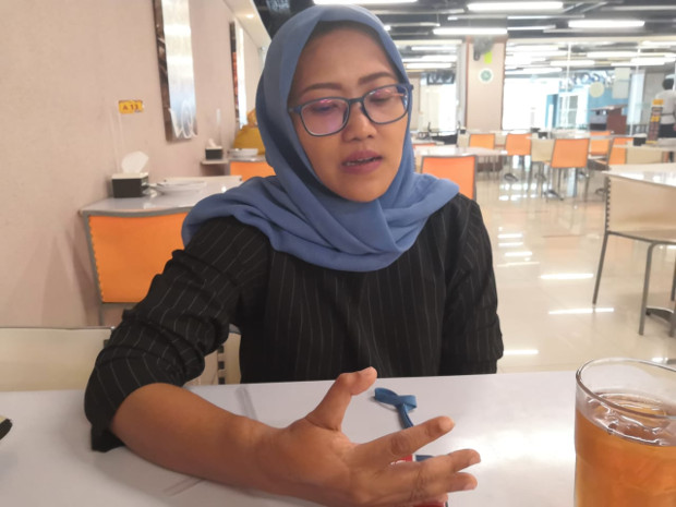 Nanda Olivia Daniel, seorang korban serangan terorisme, menunjukkan luka pada jari kanannya saat diwawancara di Jakarta, 13 Januari 2020. (Tia Asmara/BeritaBenar) 