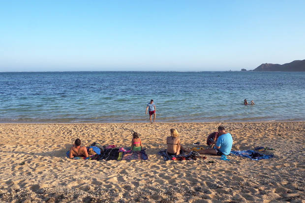 Sejumlah turis menikmati pantai Mandalika di Lombok Tengah, 9 Agustus 2018. (Anton Muhajir/BeritaBenar)