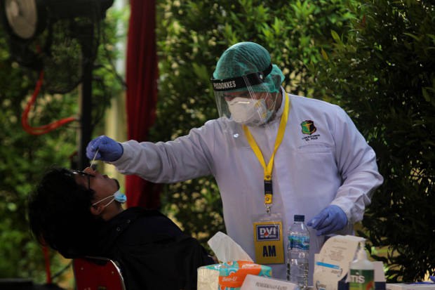 Seorang anggota keluarga korban pesawat Sriwijaya Air SJ-182 menjalani rapid test antigen COVID-19, sebelum didata di pos ante mortem RS Polri Kramat Jati di Jakarta, Selasa 12 Januari 2021. [Didik Setiawan/BenarNews]