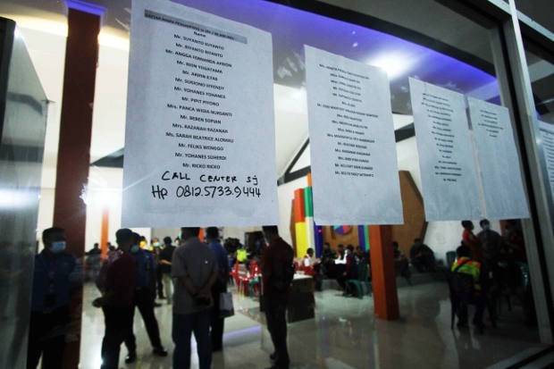 Nama-nama penumpang pesawat Sriwijaya Air SJ-182 ditempel di dinding Bandara Internasional Supadio, Pontianak, Kalimantan Barat, 9 Januari 2021. [Victor Fidelis Sentosa/BenarNews]