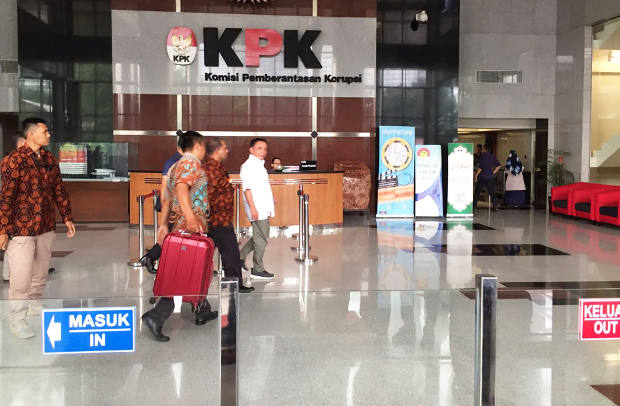 Gubernur Aceh Irwandi Yusuf (baju putih) saat tiba di Gedung KPK, Jakarta, usai dibawa dari Banda Aceh, 4 Juli 2018. (Putra Andespu/BeritaBenar)