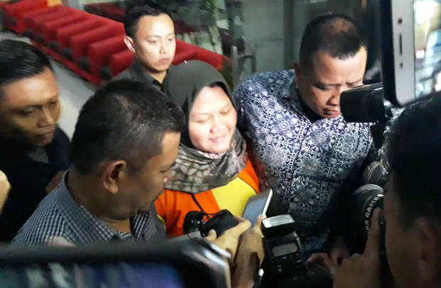 Bupati Bekasi Neneng Hasanah Yasin (tengah) setelah diperiksa meninggalkan gedung Komisi Pemberantasan Korupsi (KPK) di Jakarta, 16 Oktober 2018. (Rina Chadijah/BeritaBenar)