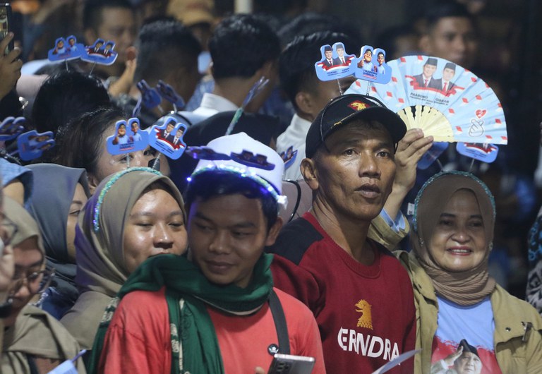 Para pendukung pasangan Prabowo Subianto - Gibran Rakabuming Raka berkumpul di rumah Presiden terpilih Prabowo Subianto di Jakarta untuk mendengarkan pidato kemenangannya, pada 20 Maret 2024. [Eko Siswono Toyudho/BenarNews]