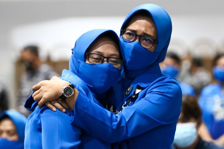 Anggota keluarga awak kapal selam KRI Nanggala-402 yang tenggelam berpelukan ketika mendengar kabar buruk gugurnya ke-53 awak kapal tersebut di markas Koarmada II di Surabaya, 25 April 2021. [Antara Foto/Didik Suhartono/via Reuters]