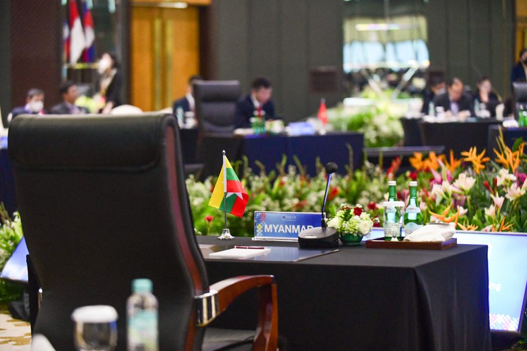 Meja perwakilan Myanmar terlihat kosong saat Pertemuan Khusus Menteri Luar Negeri ASEAN di gedung sekretariat ASEAN di Jakarta, 27 Oktober 2022. [Handout ASEAN via AFP]