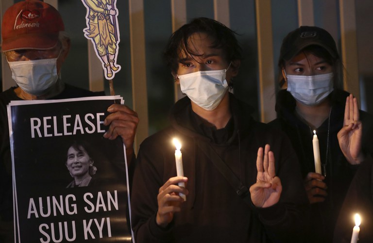 Aktivis menunjukkan simbol perlawanan tiga jari memprotes kudeta militer di Myanmar, di luar Sekretariat ASEAN di Jakarta 12 Maret 2021. [AP]