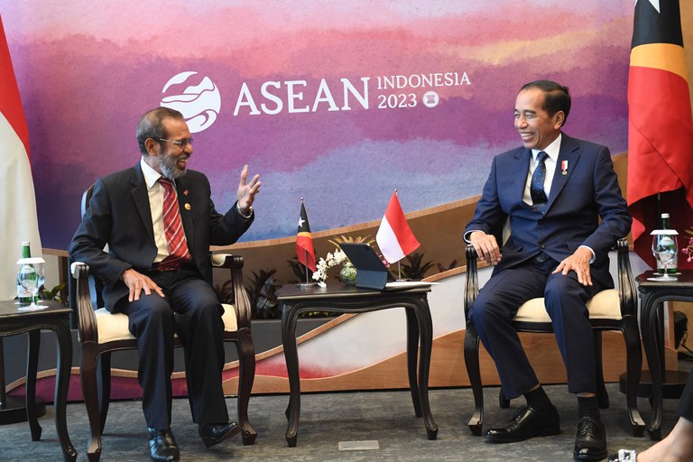 Presiden Indonesia Joko “Jokowi” Widodo (kanan) berbicara dengan Perdana Menteri Timor Leste Jose Maria de Vasconcelos (dikenal sebagai Taur Matan Ruak) dalam pertemuan mereka menjelang KTT ASEAN ke-42 di Labuan Bajo, Nusa Tenggara Timur, 9 Mei, 2023. [Akbar Nugroho Gumay/pool via Reuters]