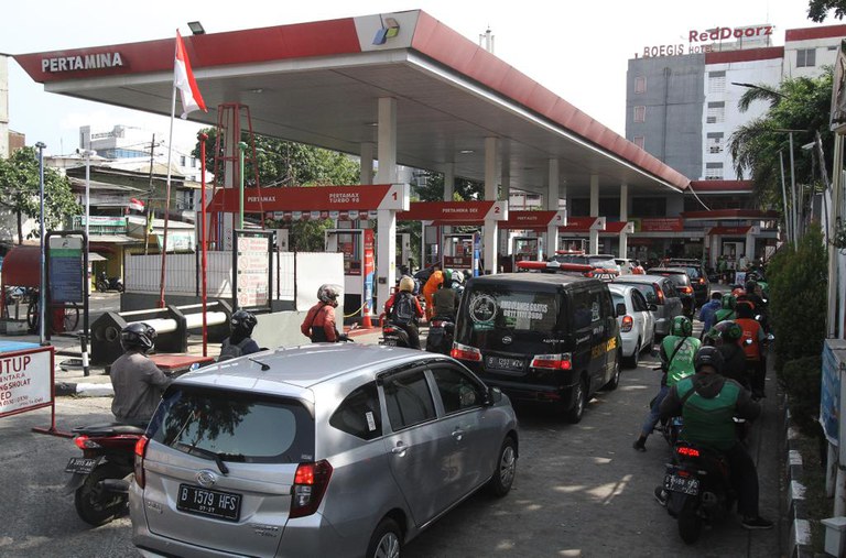 Para pengendara mengantre untuk mengisi bahan bakar kendaraan mereka di sebuah SPBU di Jalan Kramat Raya, Jakarta, 3 September 2022. [Eko Siswono Toyudho/BenarNews]