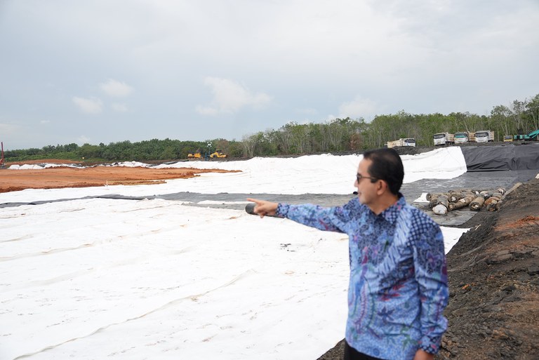 Kepala Badan Bank Tanah, Parman Nataatmadja, menunjuk pembangunan Bandara Internasional Nusantara di Penajam Paser Utara, Kalimantan Timur, 11 Juni 2024. [Badan Bank Tanah]
