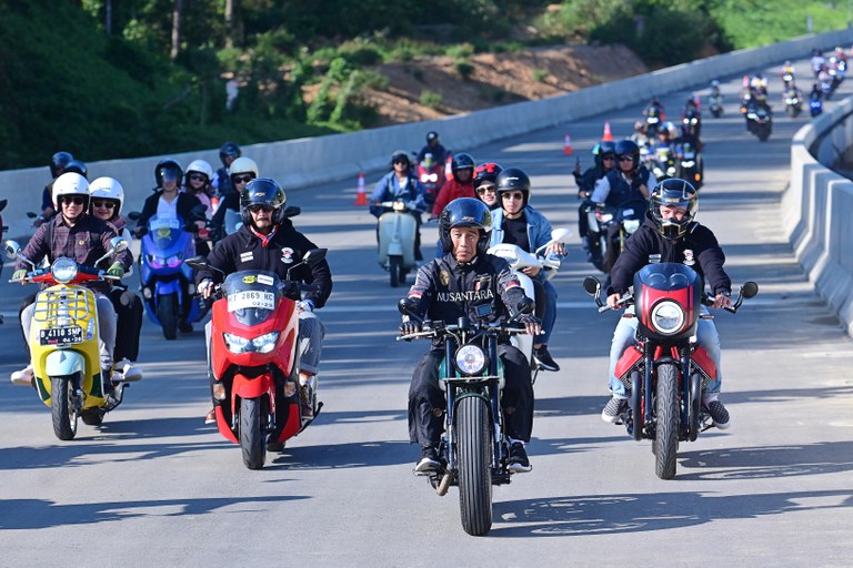 Presiden Indonesia saat itu Joko "Jokowi" Widodo (kedua dari kanan) mengendarai sepeda motor saat meninjau kemajuan jalan tol baru yang menghubungkan ibu kota baru Nusantara ke kota terdekat Balikpapan, di Kalimantan Timur, 28 Juli 2024. [Istana Kepresidenan Indonesia/melalui AFP]