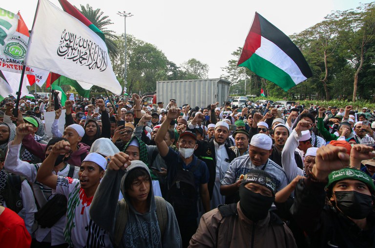 Aktivis muslim Indonesia melakukan unjuk rasa mendukung Palestina dalam konflik Israel-Hamas, di depan Kedutaan Besar AS di Jakarta, Rabu, 11 Oktober 2023. [Eko Siswono Toyudho/BenarNews]