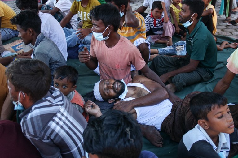 Pengungsi Rohingya yang baru tiba beristirahat di musala di Kulee, Aceh, 19 November 2023. [Khairu/AFP]