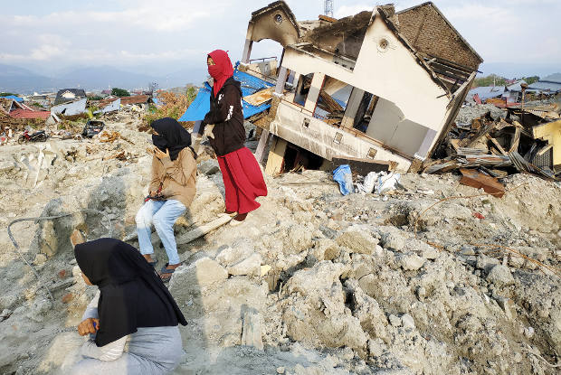 Tiga orang warga terlihat di kelurahan Balaroa, Palu, Sulawesi Tengah, yang hancur akibat gempa dan likuefaksi, 17 Oktober 2018. (Keisyah Aprilia/BeritaBenar)