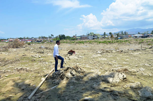 Presiden Jokowi berdiri di lokasi dimana sebelumnya adalah merupakan kompleks perumahan namun telah hilang setelah “ditelan” lumpur akibat gempa yang menerjang wilayah tersebut, di Kelurahan Petobo, Kota Palu, Sulawesi Tengah, 3 Oktober 2018. (Yayank Stiv/BeritaBenar)
