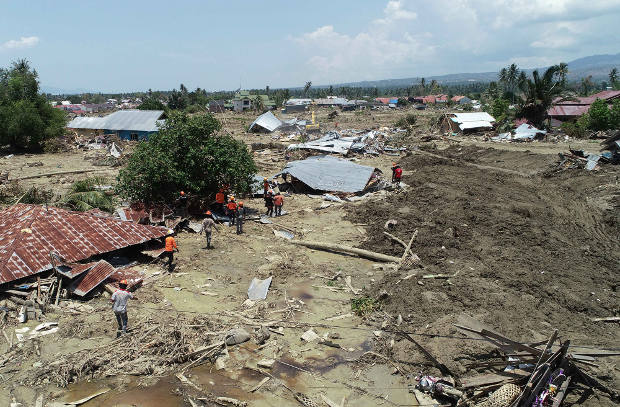 Tim penyelamat melakukan pencarian korban di Kelurahan Petobo, Kota Palu, Sulawesi Tengah, 3 Oktober 2018. (Yayank Stiv/BeritaBenar) 