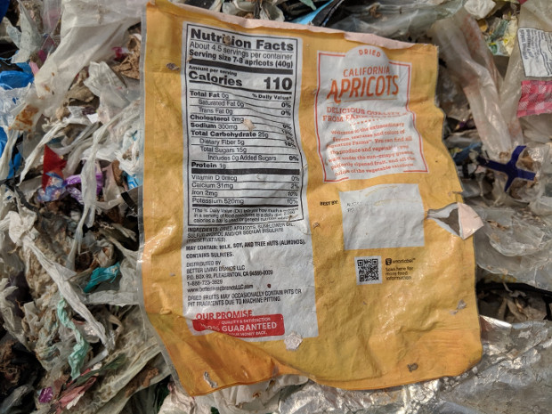 Sebuah kemasan plastik makanan produksi Amerika ditemukan di lokasi pembuangan sampah di Bekasi, 16 Mei 2019. (Ahmad Syamsudin/BeritaBenar)