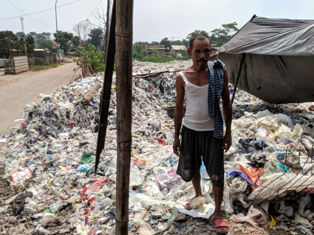 Seorang pria berdiri di antara timbunan sampah plastik impor di tempat pembuangan sampah akhir di Bekasi, Jawa Barat, 16 May, 2019. (Ahmad Syamsudin/BeritaBenar)