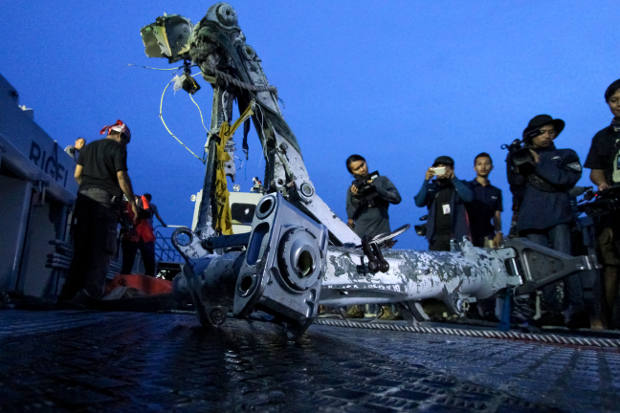 Foto tertanggal 5 November 2018 ini memperlihatkan bagian dari roda pendaratan pesawat Lion Air JT-610 yang berhasil diangkat dari bawah laut perairan Karawang 5 November 2018. 