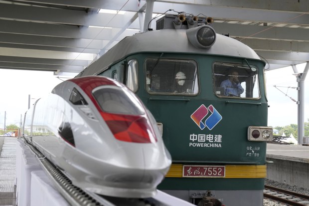 Lokomotif proyek kereta cepat Jakarta-Bandung anjlok, 2 tewas Lokomotif proyek kereta cepat Jakarta-Bandung anjlok, 2 tewas