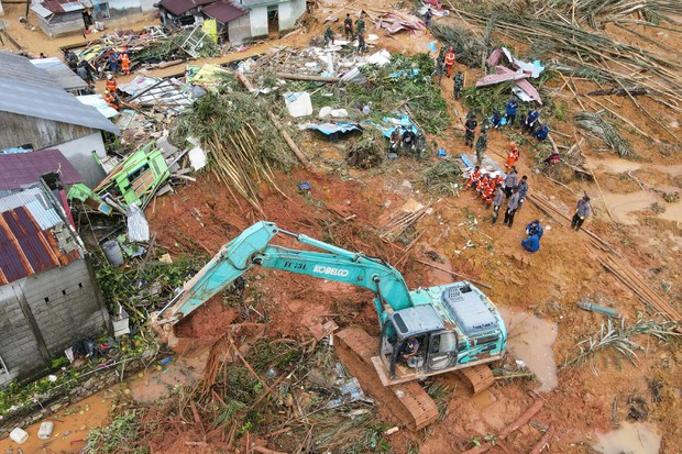 Puluhan tewas akibat longsor di Kabupaten Natuna, Luhut peringatkan soal penebangan hutan Puluhan tewas akibat longsor di Kabupaten Natuna, Luhut peringatkan soal penebangan hutan