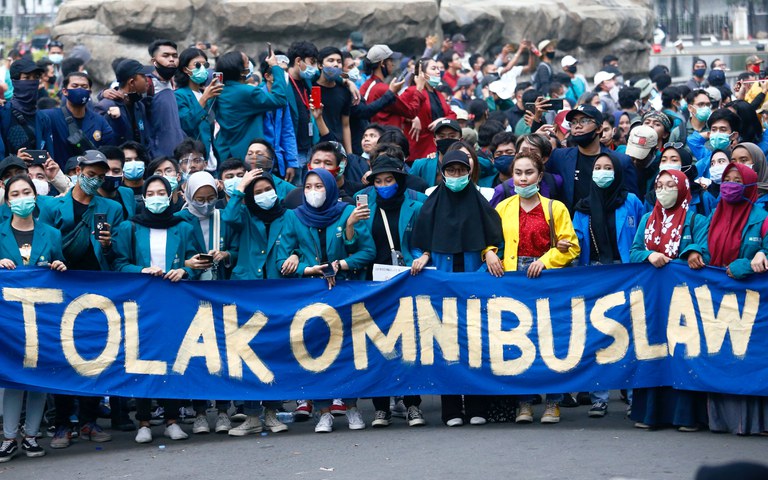 Mahasiswa memegang spanduk bertuliskan "Tolak Omnibuslaw" saat melakukan protes terhadap Undang-Undang Cipta Kerja yang dinilai tidak berpihak pada buruh dan lingkungan, di Jakarta, 16 Oktober 2020. [Ajeng Dinar Ulfiana/Reuters]